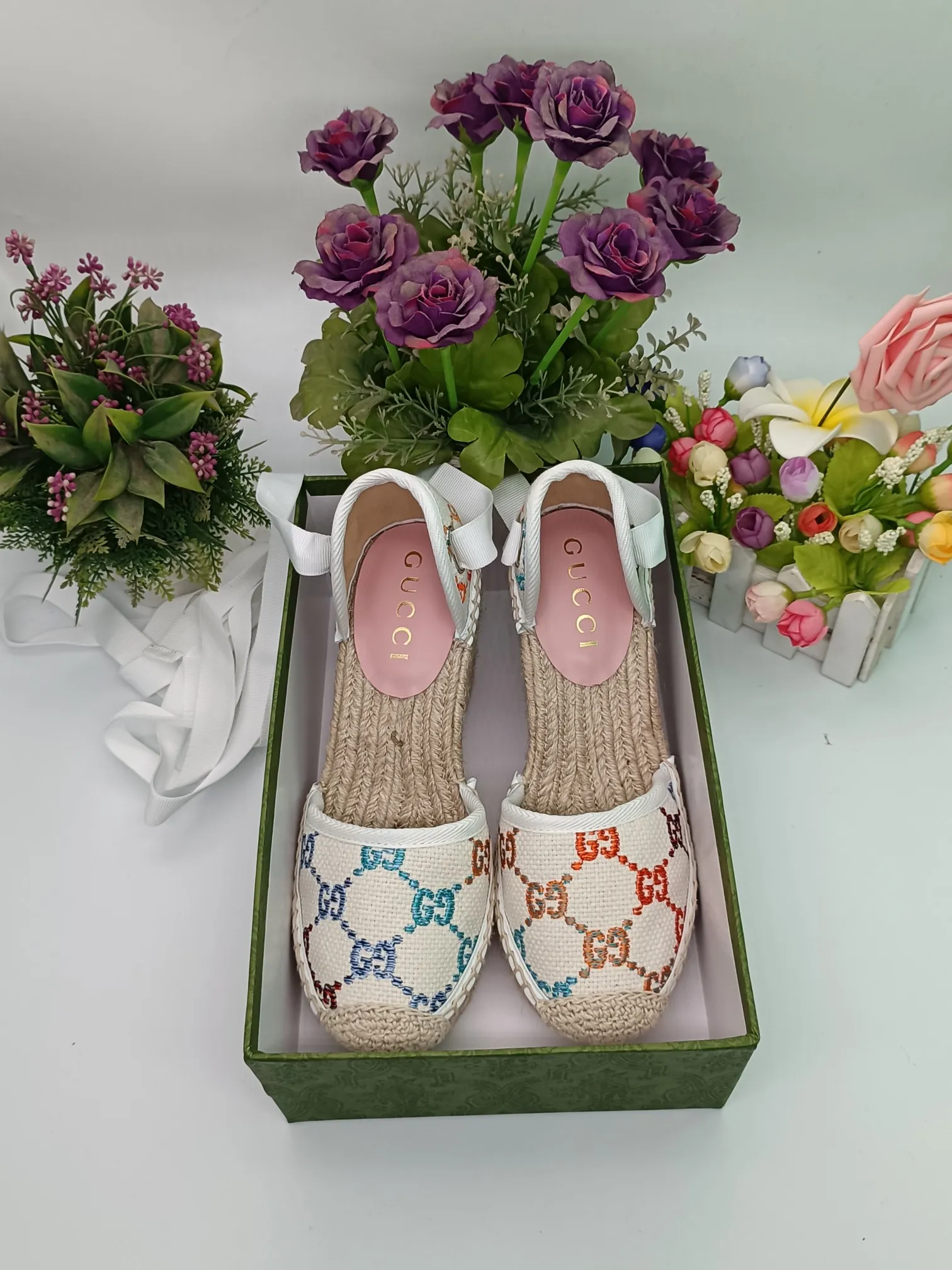 👟👟Ex-factory price 440👟👟 GUCCI wedge fisherman sandals, thick-soled straw, high-end quality, fabric: double G fabric, electric embroidery, lining: mixed sheepskin lining, yardage: 35～42, color: pure white. Dear new and old customers, the picture has been updated, please transfer the image to change. The upgraded version of the wedge heel currently has more than 40 colors. Transfer the image to sell.